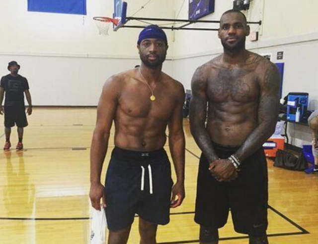 在极光下滑冰，这算不算人生的“高光”时刻？（极光之下滑冰，是否人生最闪耀的瞬间？）