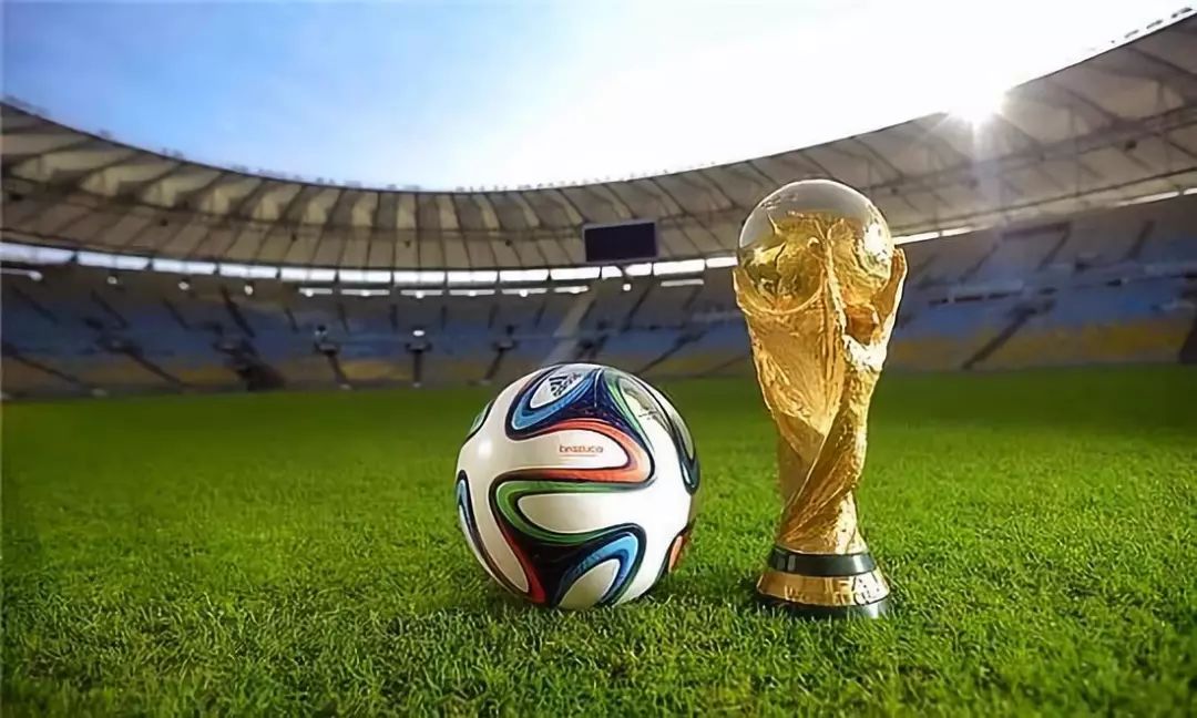 皇马盯上拜仁铁卫！2000万年薪要价令人惊喜，白衣军团再现零元购（皇马盯上拜仁铁卫：2000万年薪要价惊喜，白衣军团或再现自由转会神操作）