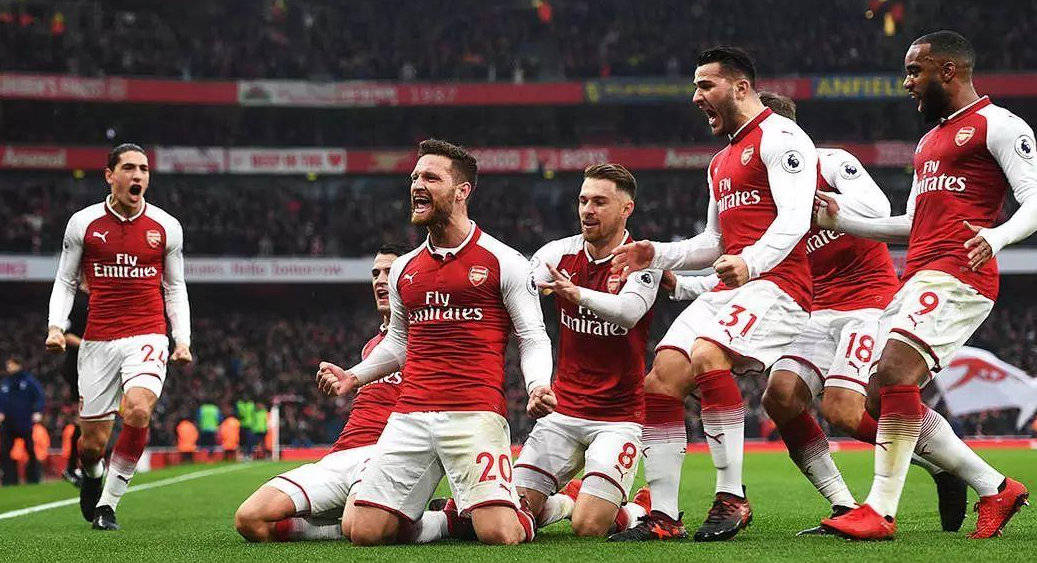 都悲伤！阿森纳被扳平球迷遗憾捂脸，狼队遭绝杀球迷神情落寞（双双失落！阿森纳被扳平球迷捂脸叹息，狼队遭绝杀神情黯然）