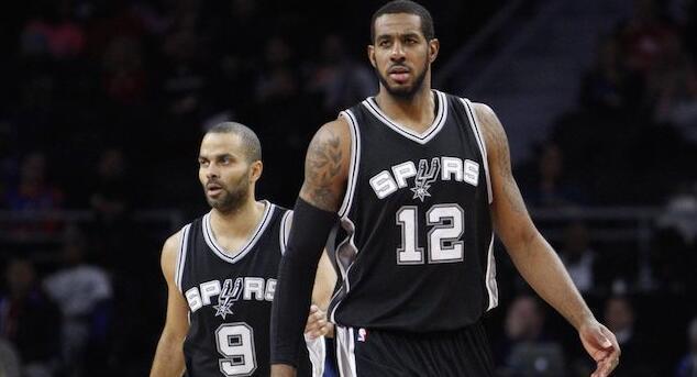 那不勒斯官方：洛博特卡在意杯赛前热身时左腿后胫肌拉伤（那不勒斯官方消息：意杯赛前热身时，洛博特卡左腿后胫肌拉伤）