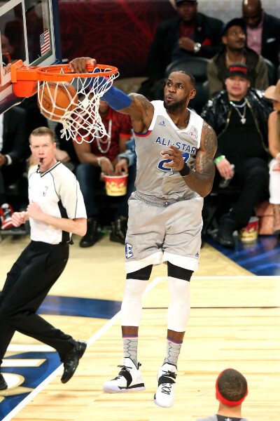 球员血性时刻燃炸全场（球员热血瞬间引爆全场）