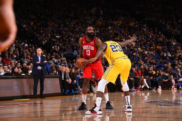 40岁以上单场25分+10助场次：詹姆斯5次，其他人0次（40岁以上球员单场25分+10助攻达成次数：詹姆斯5次，其他人0次）