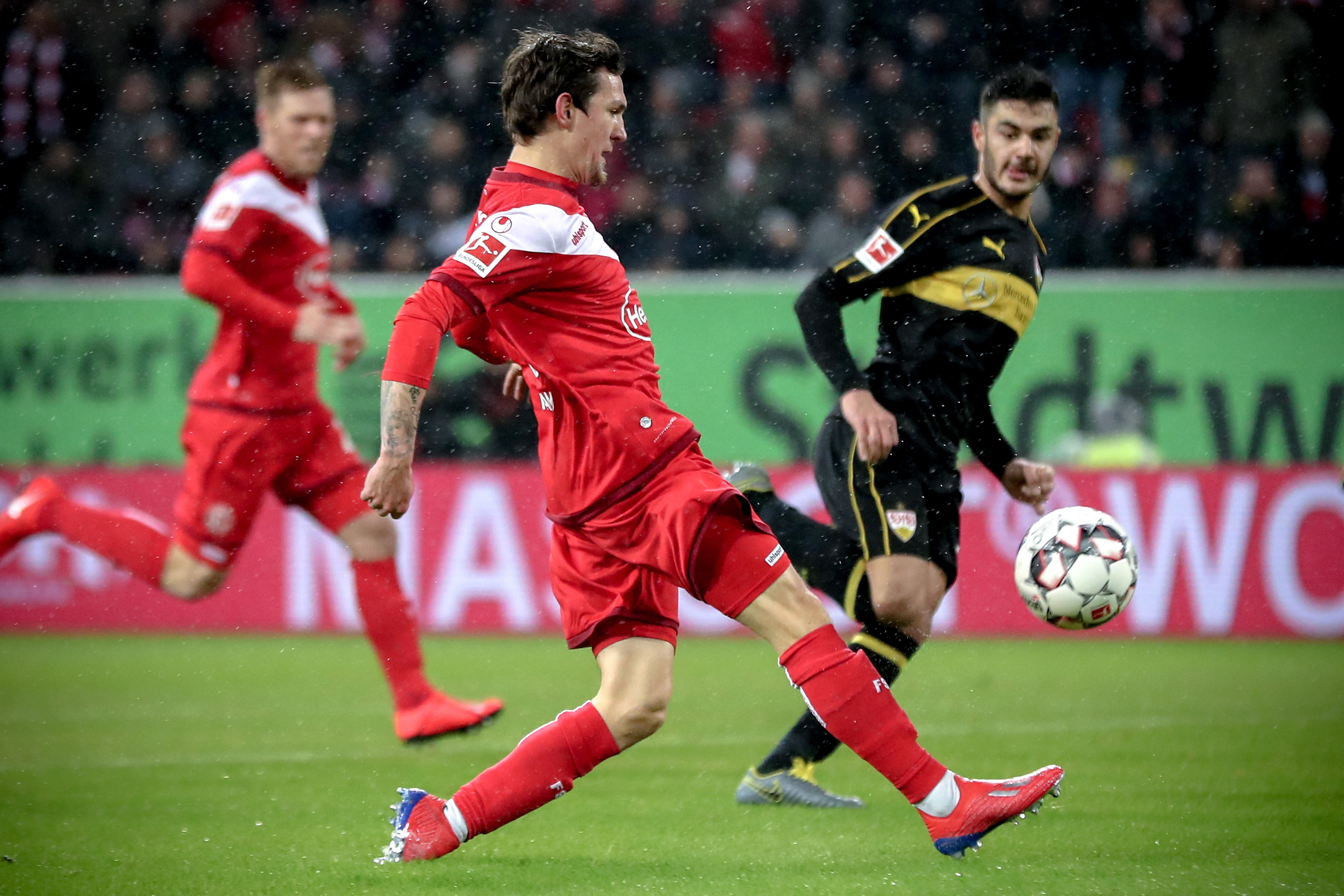 湖人浓眉哥篮下统治力助球队获胜（浓眉禁区统治，助湖人取胜）