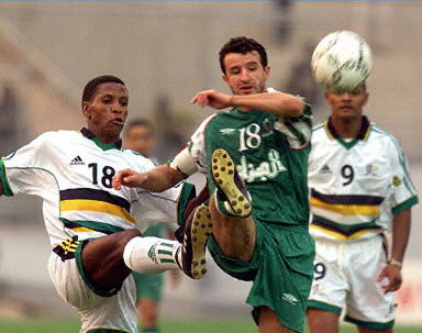 巴特勒半场8中5拿到16分，库里7中2仅5分（半场数据对比：巴特勒8投5中砍16分，库里7投2中仅得5分）